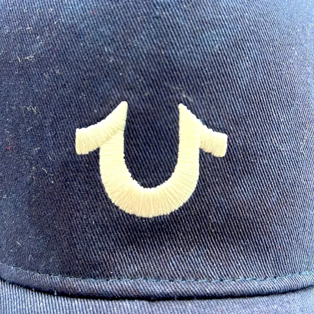TRUE RELIGION UNISEX CAP/HAT, THE COLOR IS 